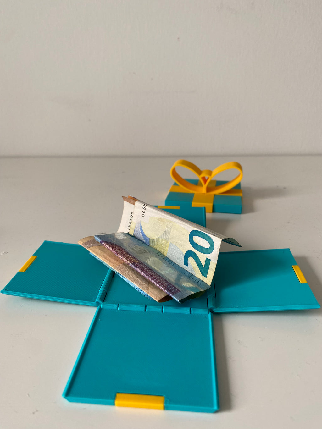 Surprise self opening gift box (no ams)