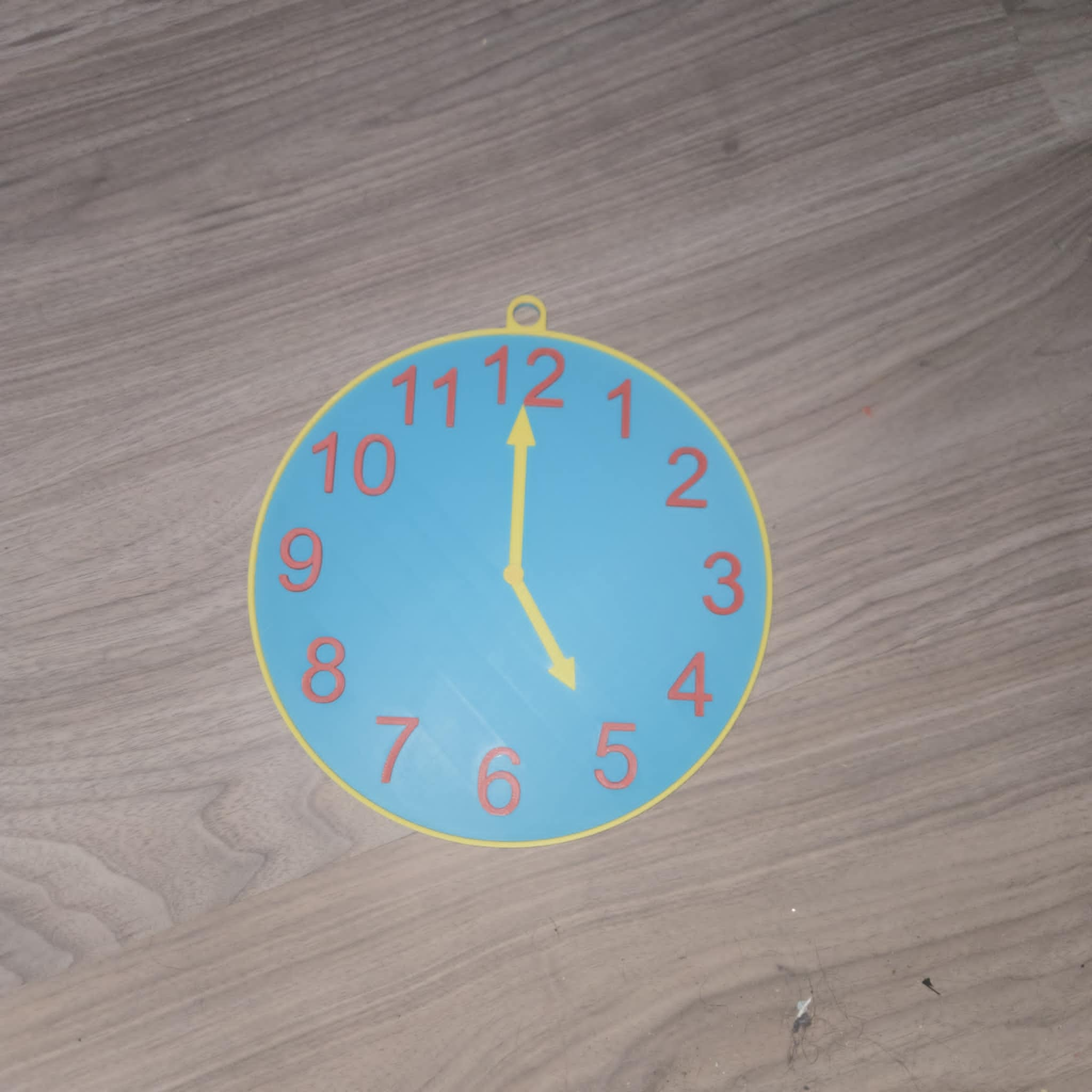 Fake Clock Always Facing 5h00