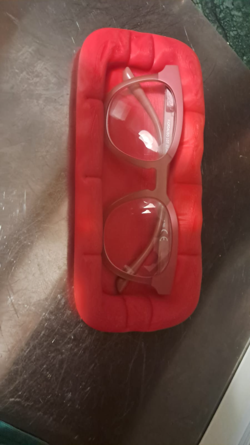 Sofa-shaped glasses holder