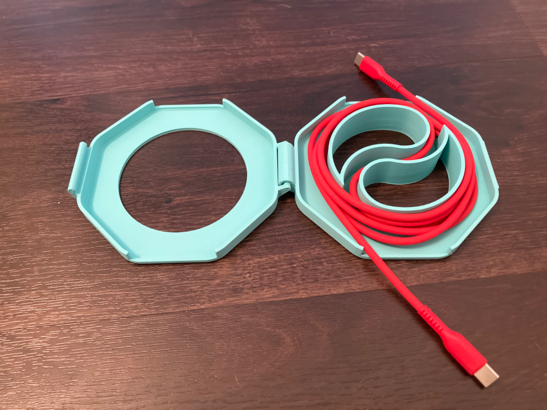 Cable winder with parametric CAD. Print in place cable organizer, wire spool for pegboard