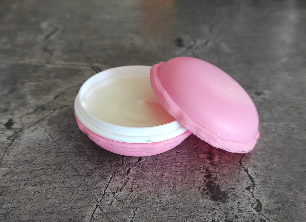 macarons, cream container