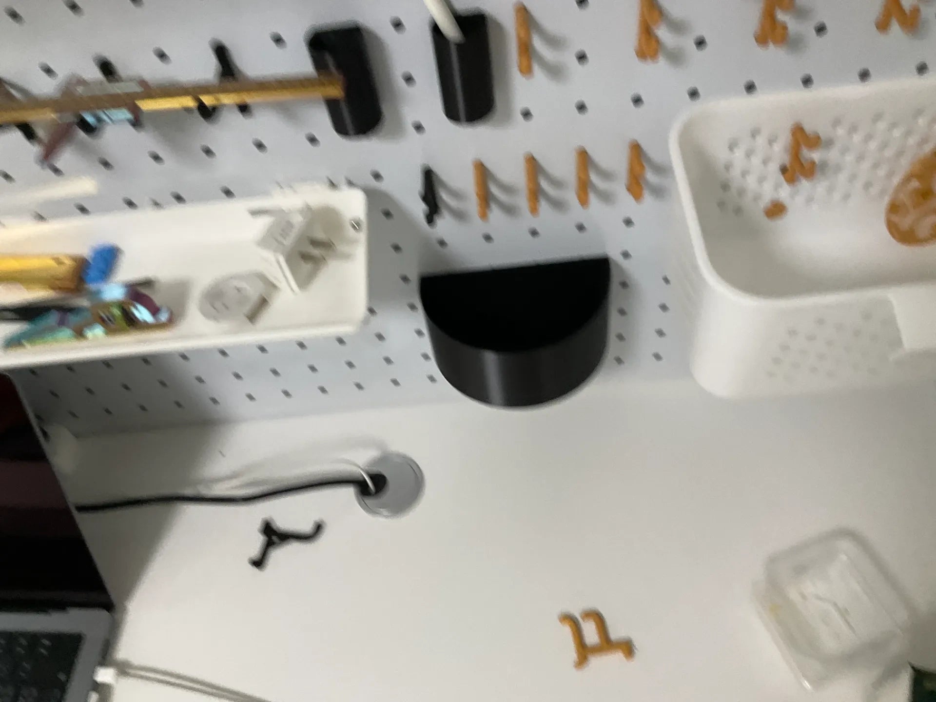 洞洞板半圆收纳盒，适用于孔径 6mm，孔距 32mm 的圆孔洞洞板配件