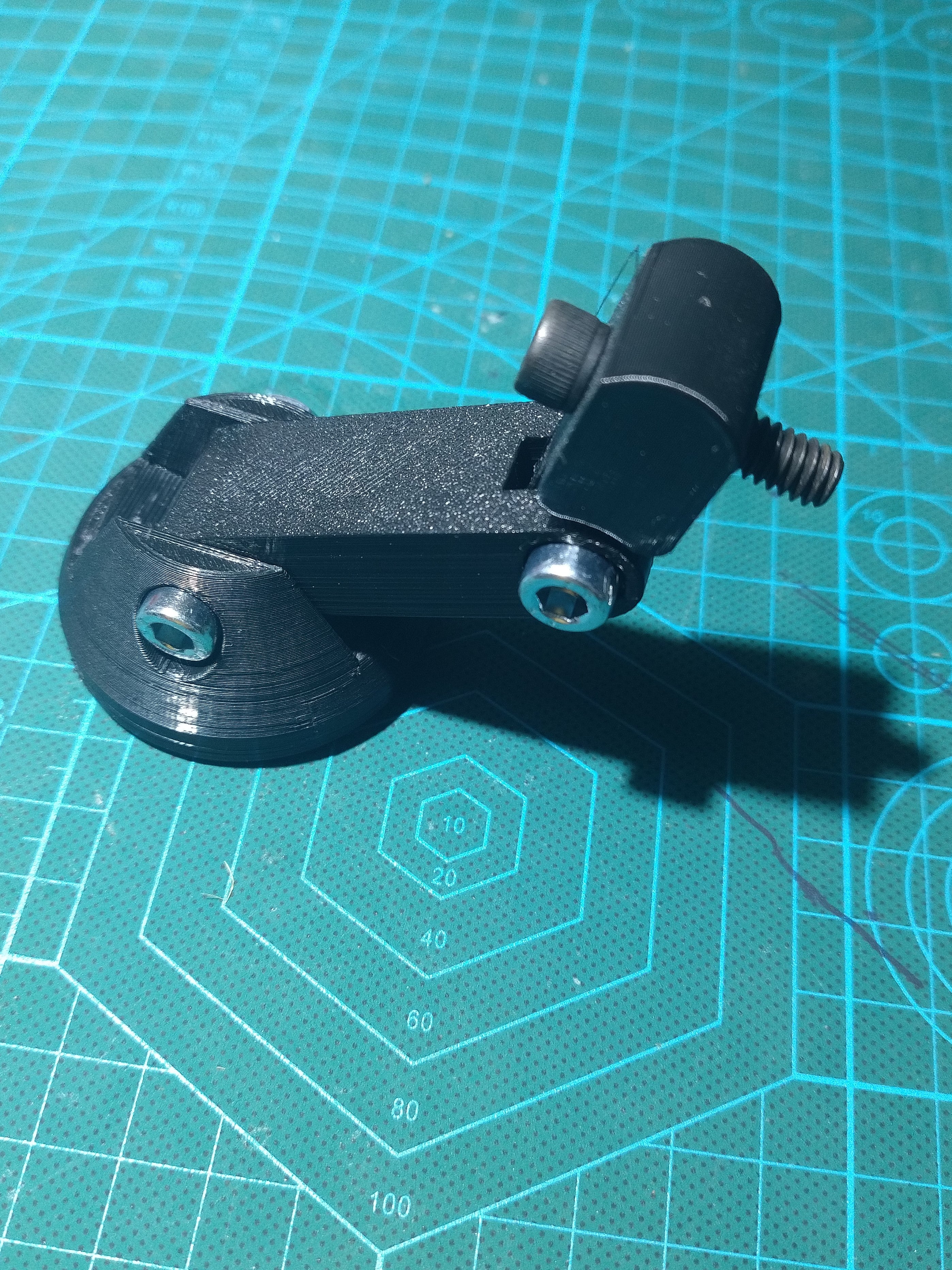Magnetic arm