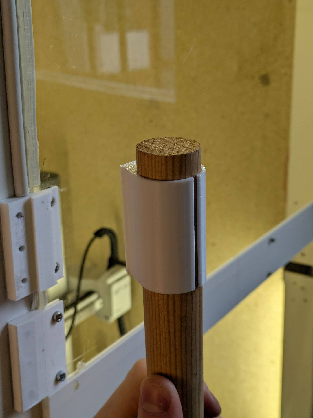 Easy magnetic door handle