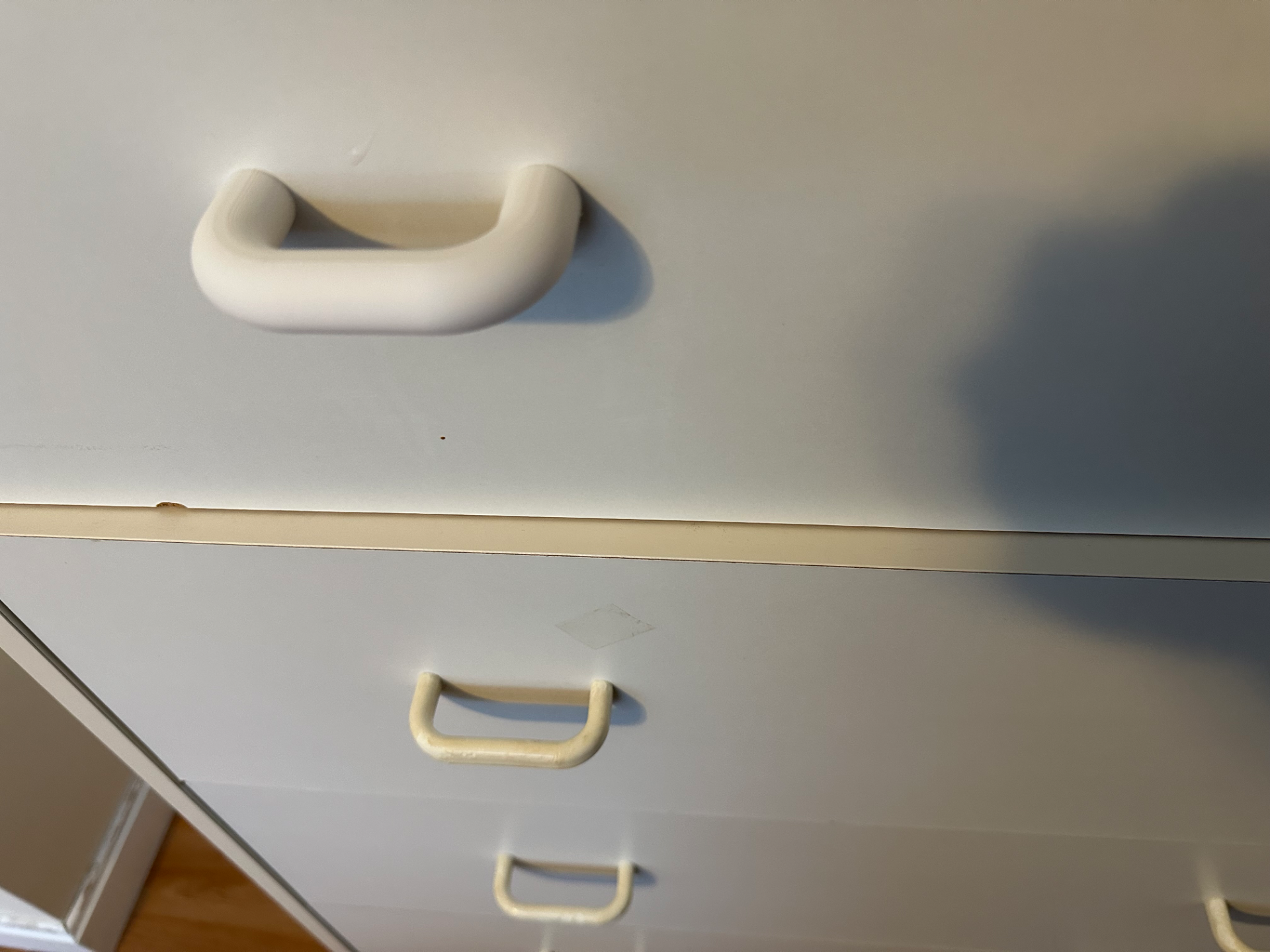 Round furniture handle (63 mm screw distance)