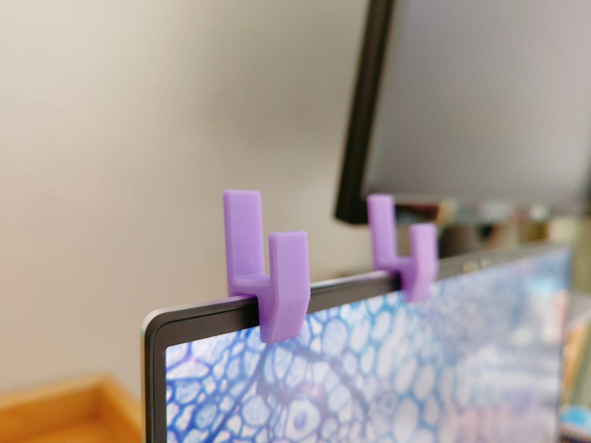 Simple laptop phone holder