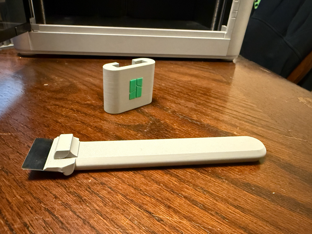 Scraper with shorter thumb grip for a flush mount