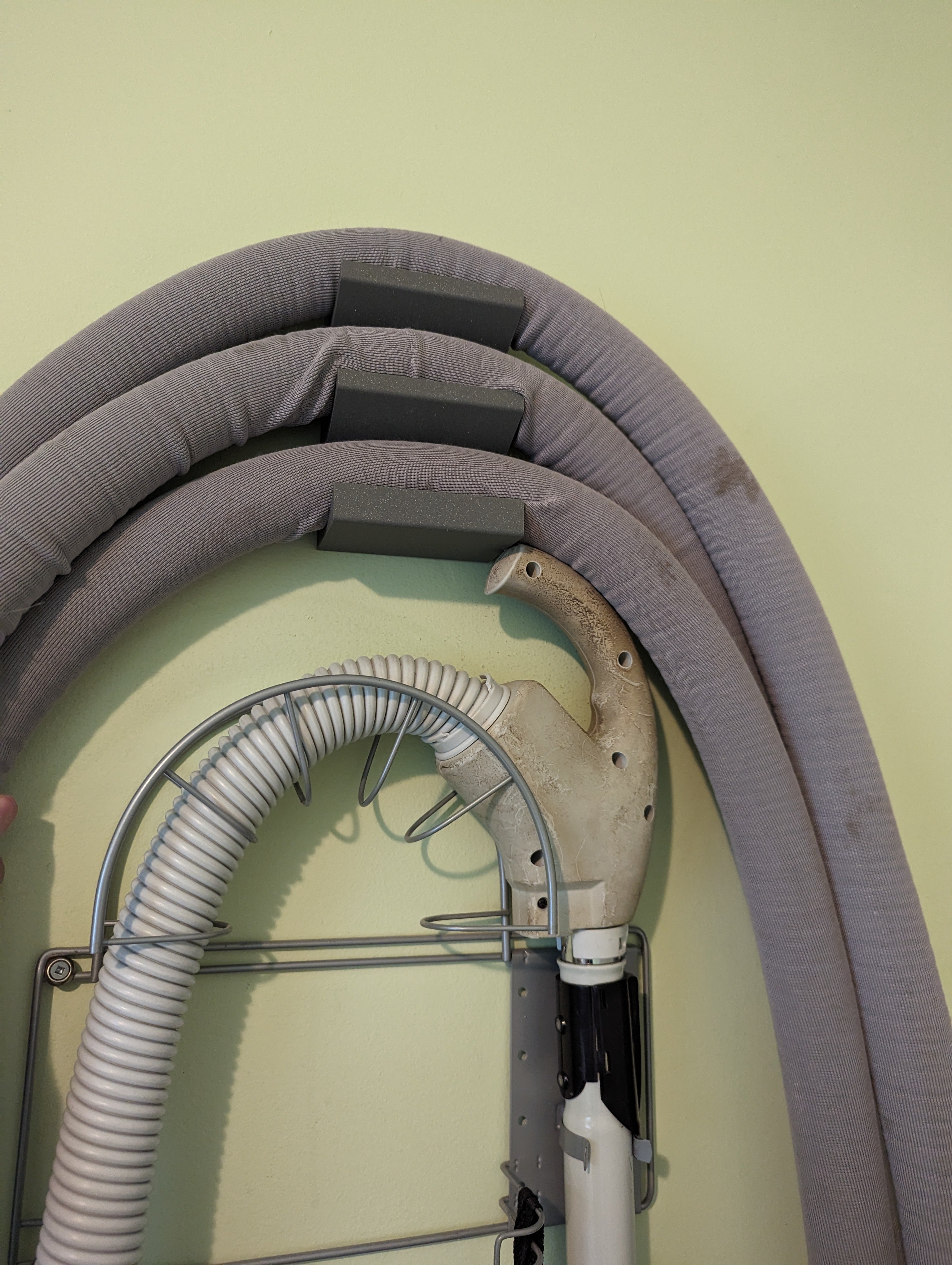 Vacuum hose rack