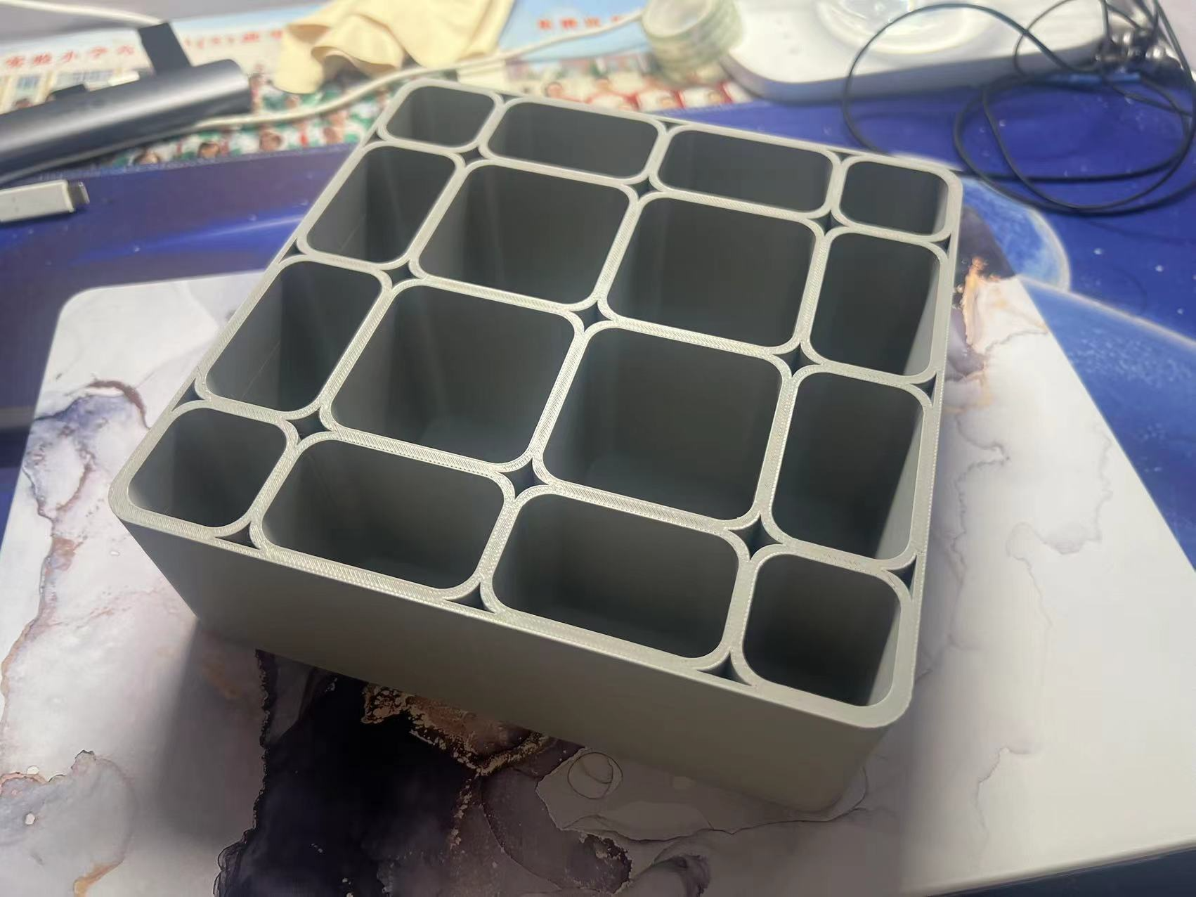 18cm*18cm*6cm Divided screw box