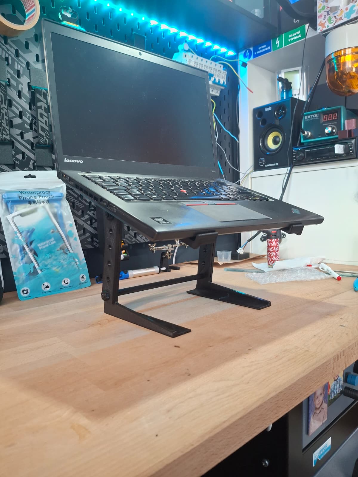 [REMIX] Self-adjusting height DJ laptop stand