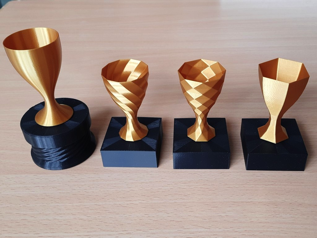 minimalistic twisted trophy (vase mode)