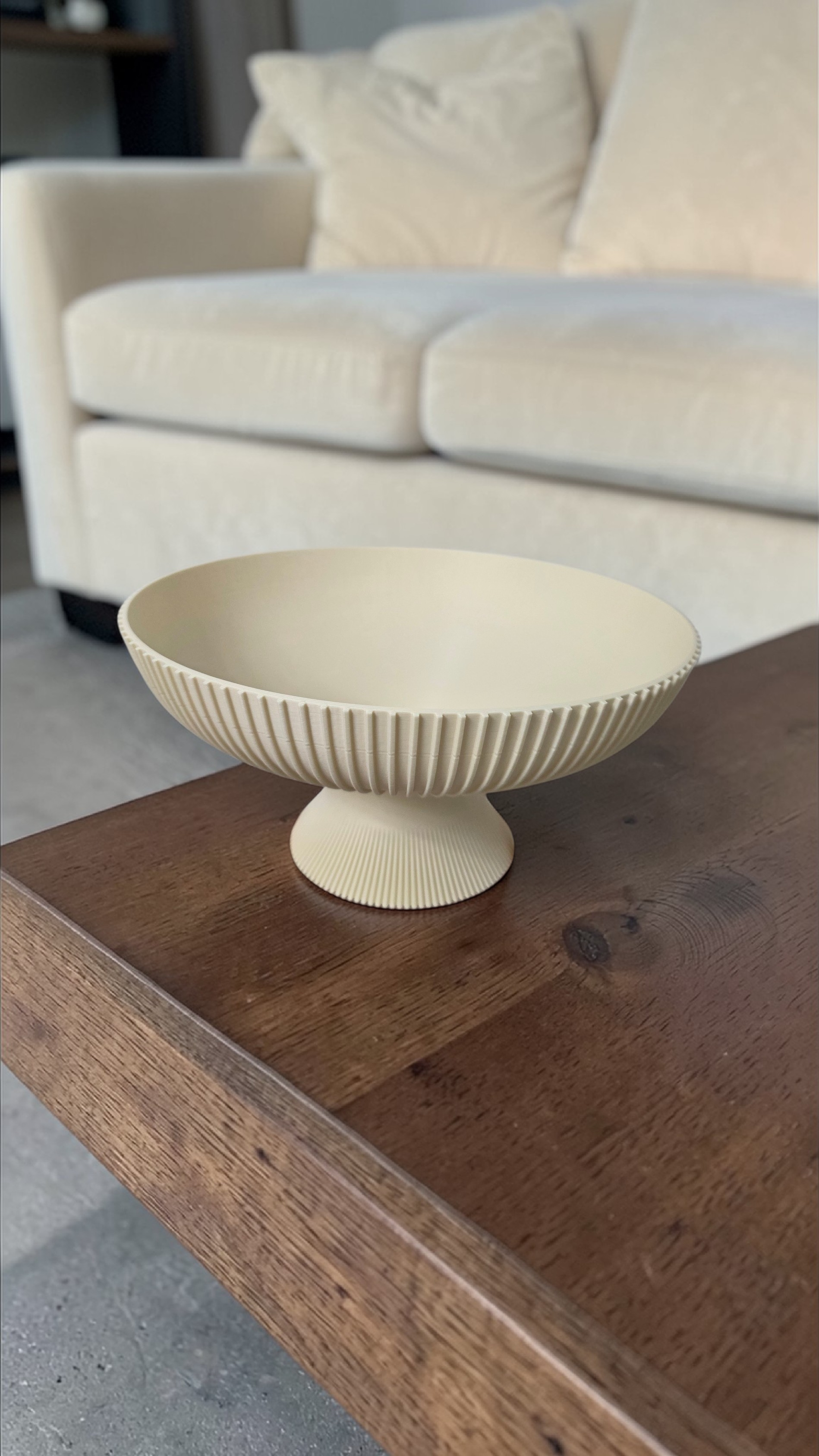 Geriffelte Design-Schale auf Fuß