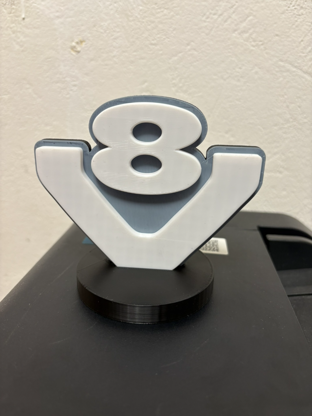Scania V8 Logo mit Standfuß