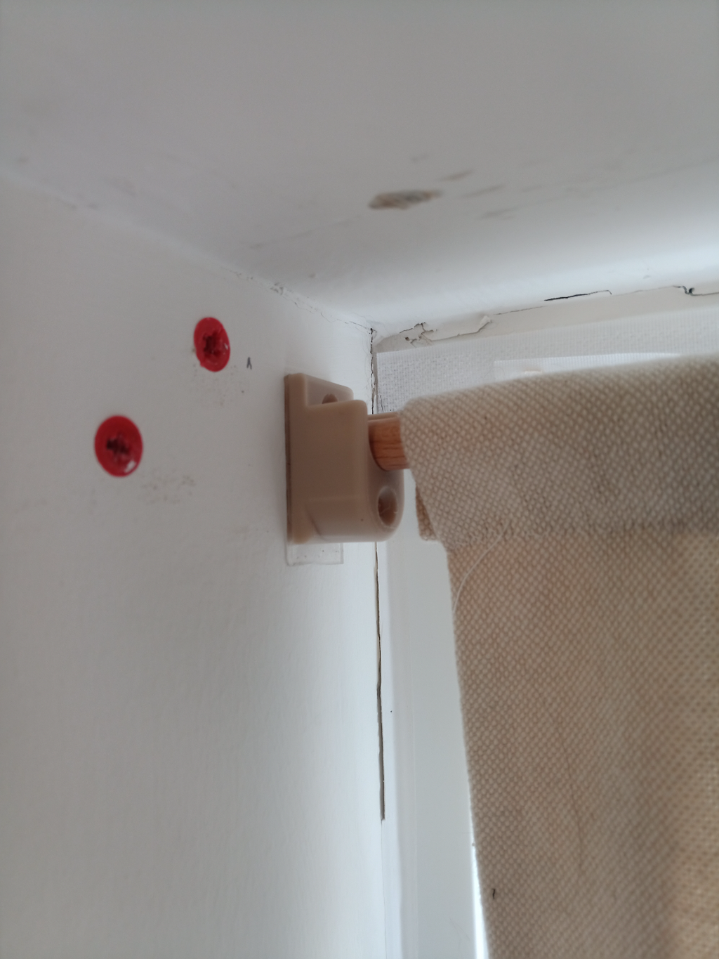 Simple dowel blind hanger