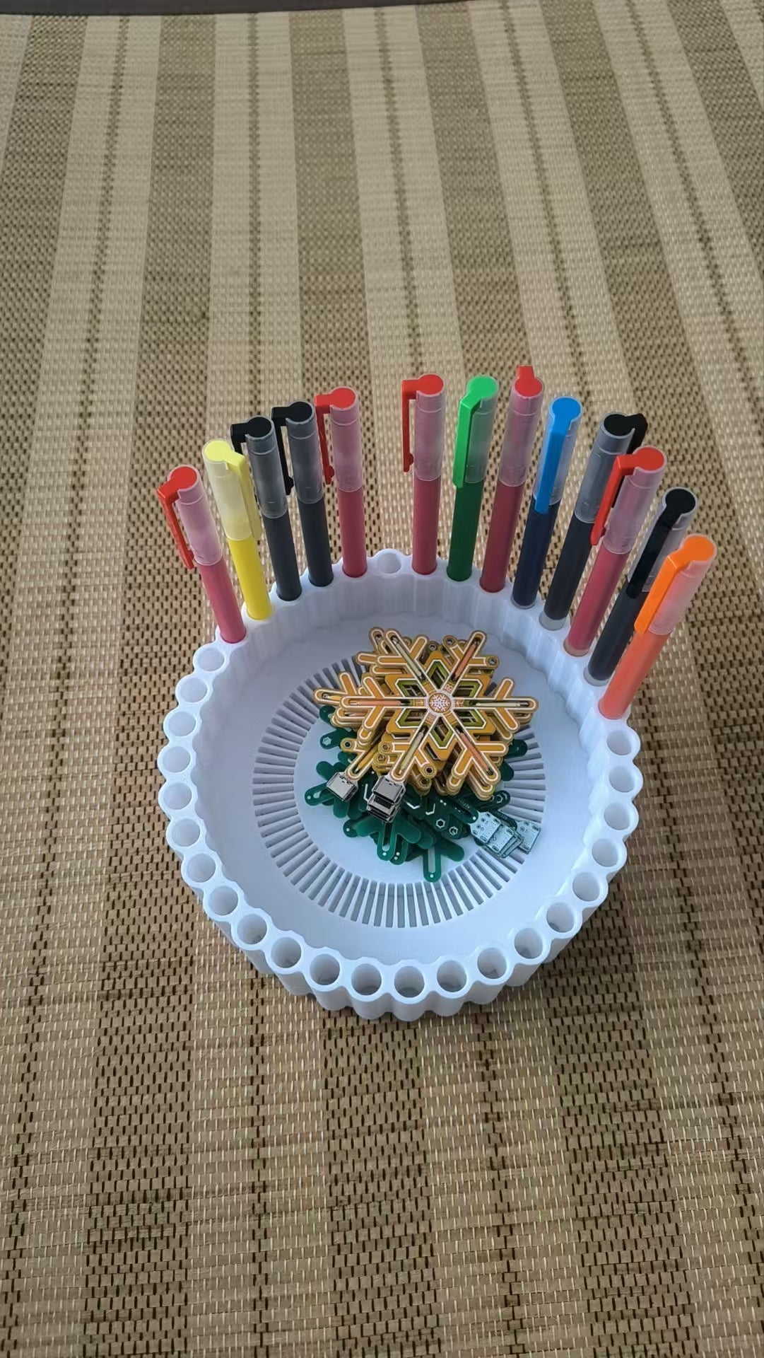 旋转笔筒