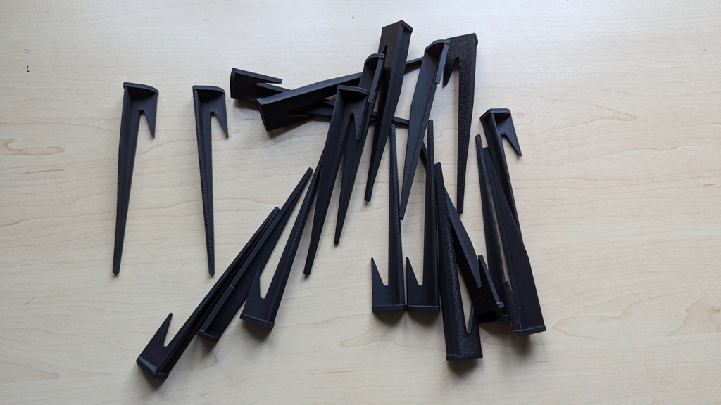 Boundary wire lawn pegs