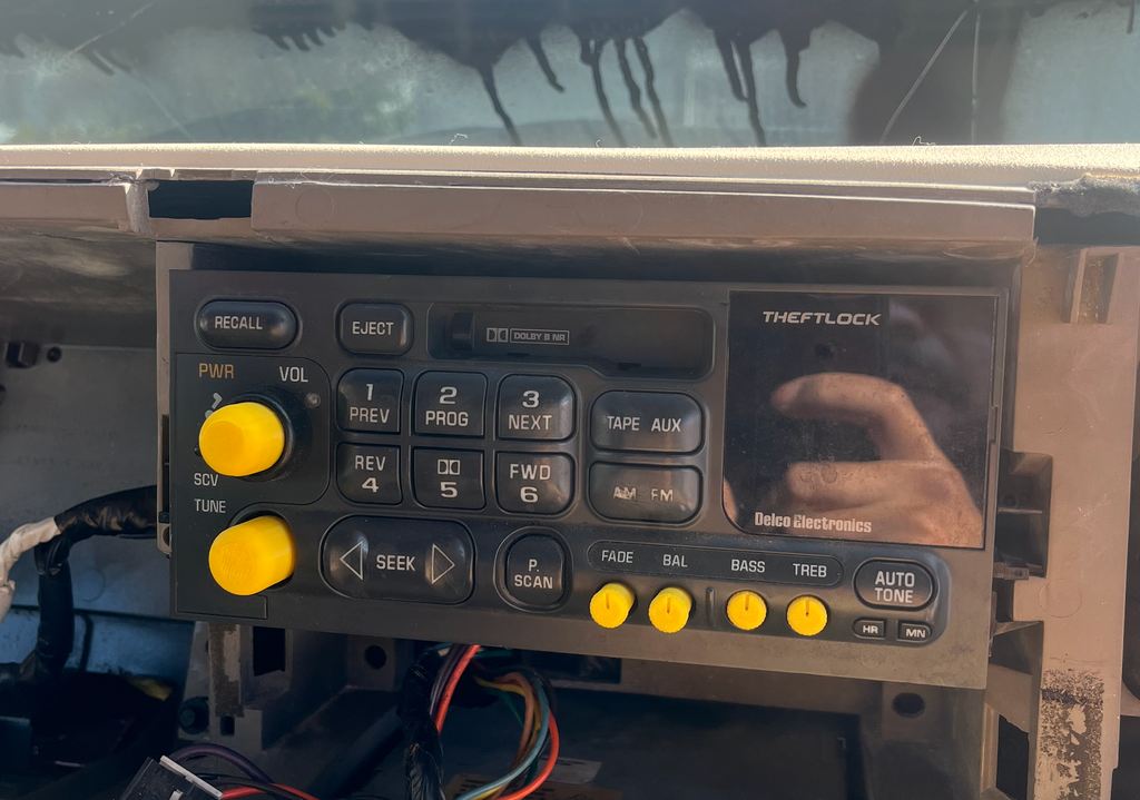 Chevrolet Suburban Stereo Knobs (1999)