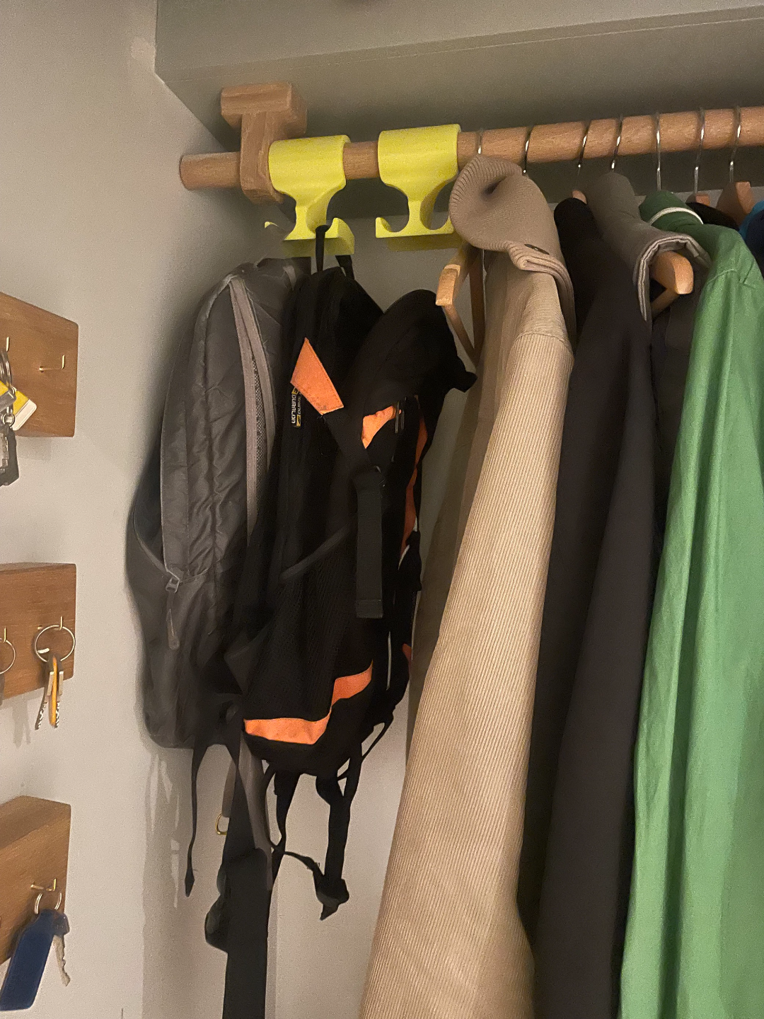 Double rucksack, backpack hanger
