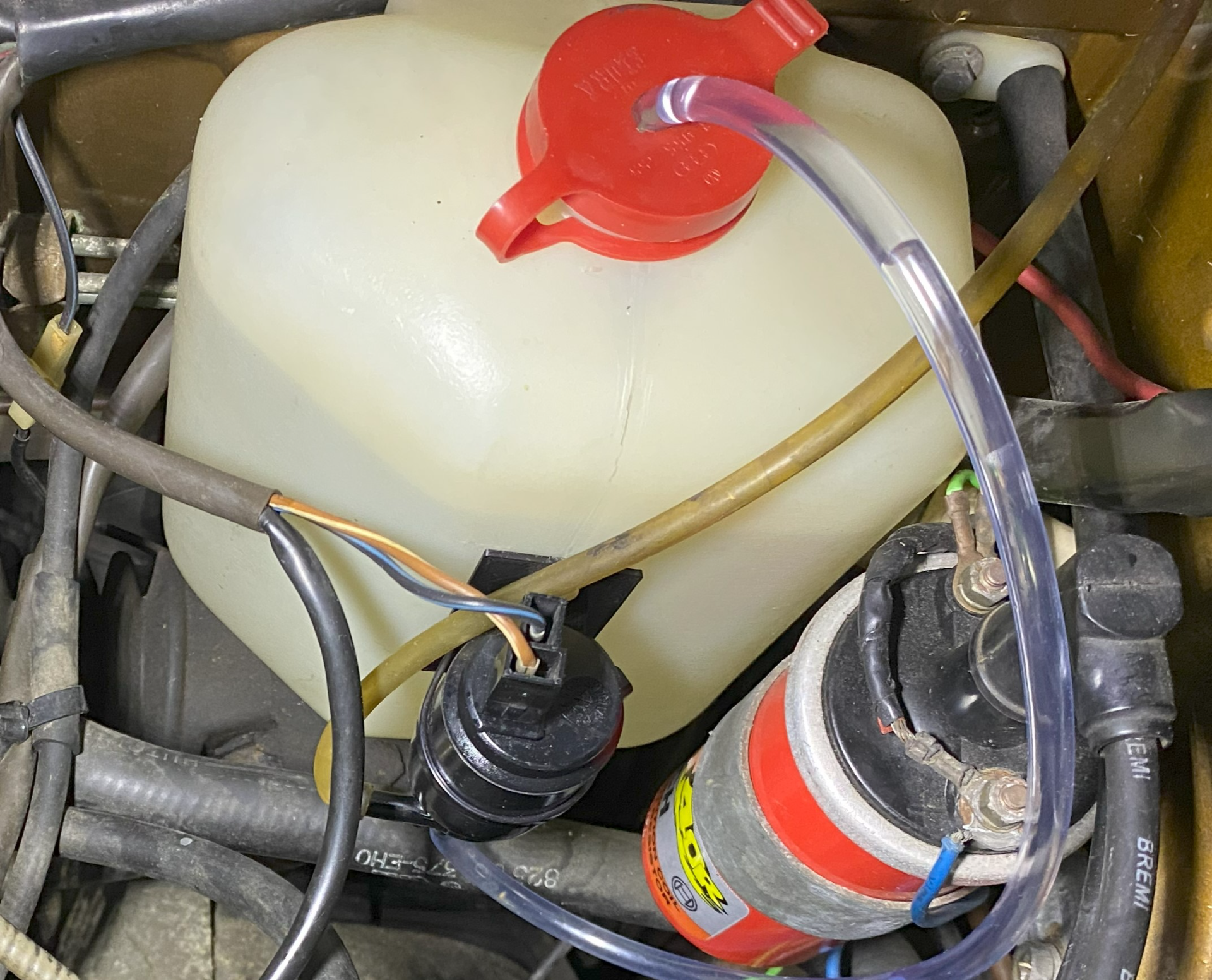 Audi 80/VW Passat B1 washer pump mount