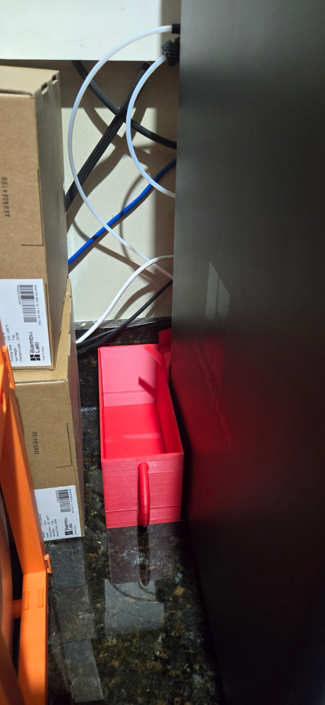 Easy clean purge bucket with Magnet support