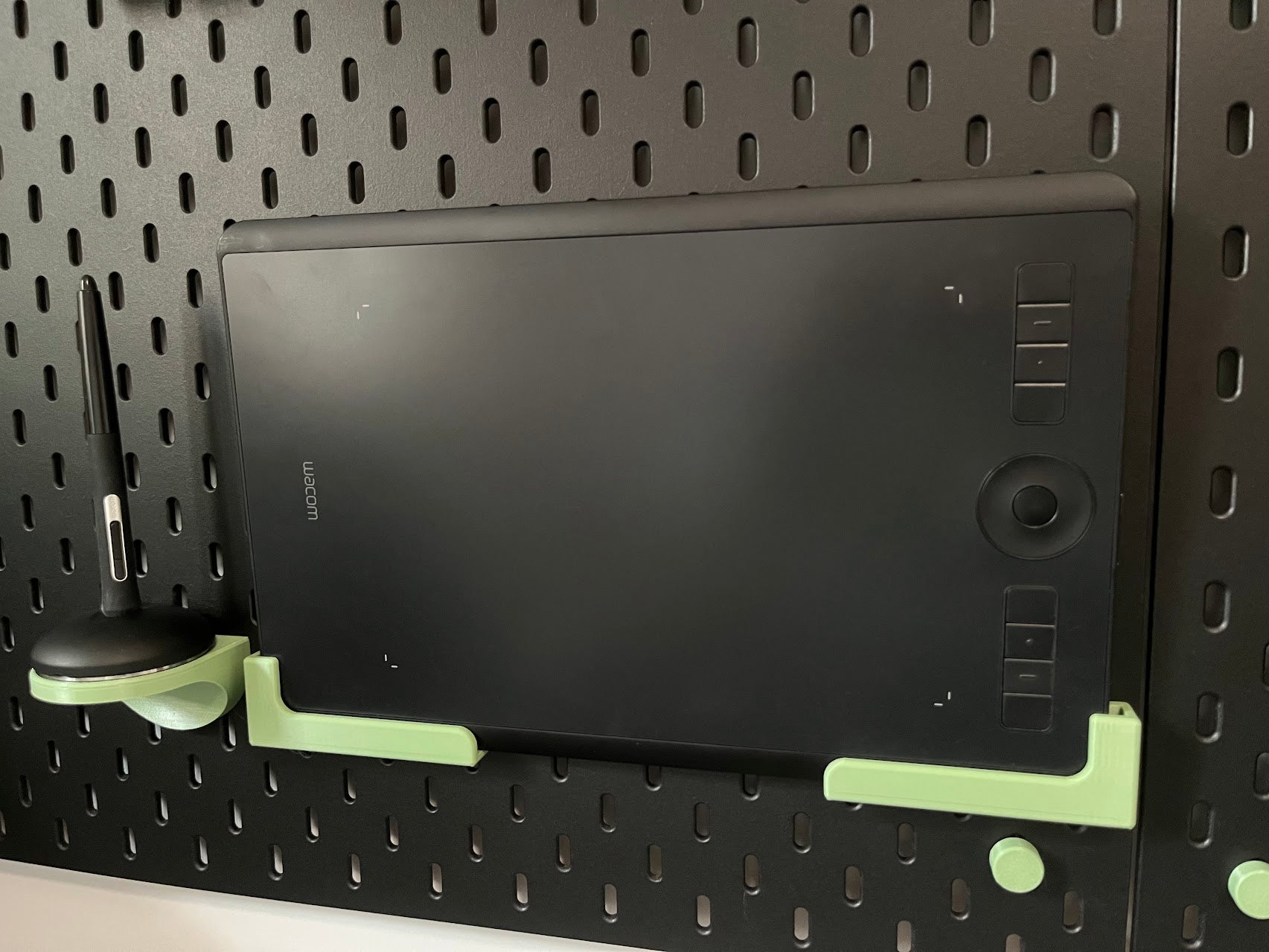 iPad Pro 11 and Wacom Intuos Pro M holders (including pen holder) for Ikea Skadis Pegboard