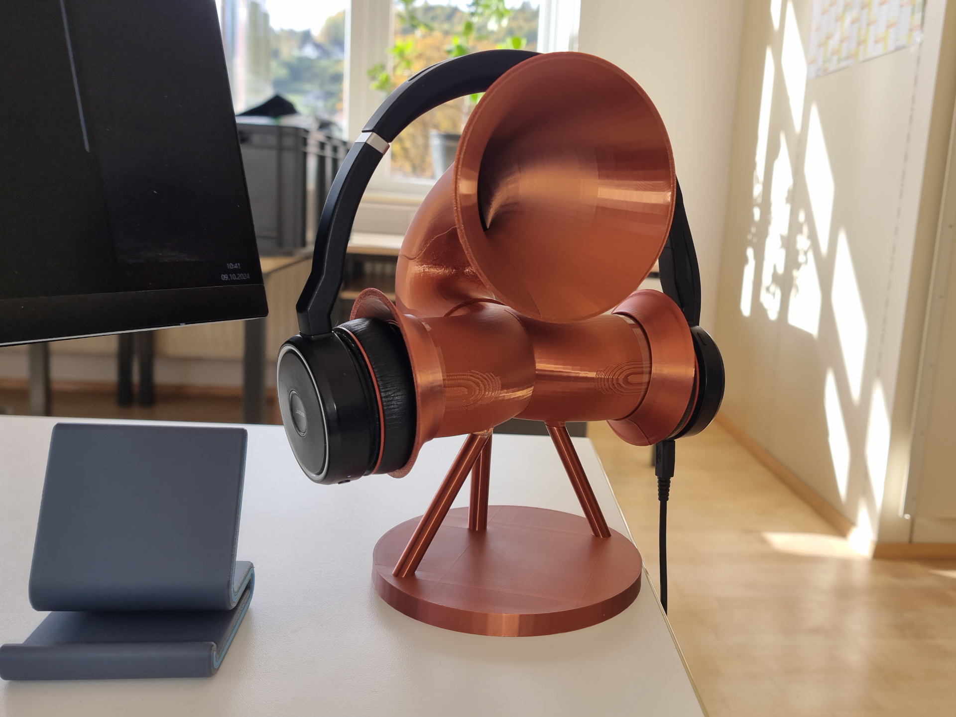 "GramoStand" – Headphone Stand and Sound Amplifier