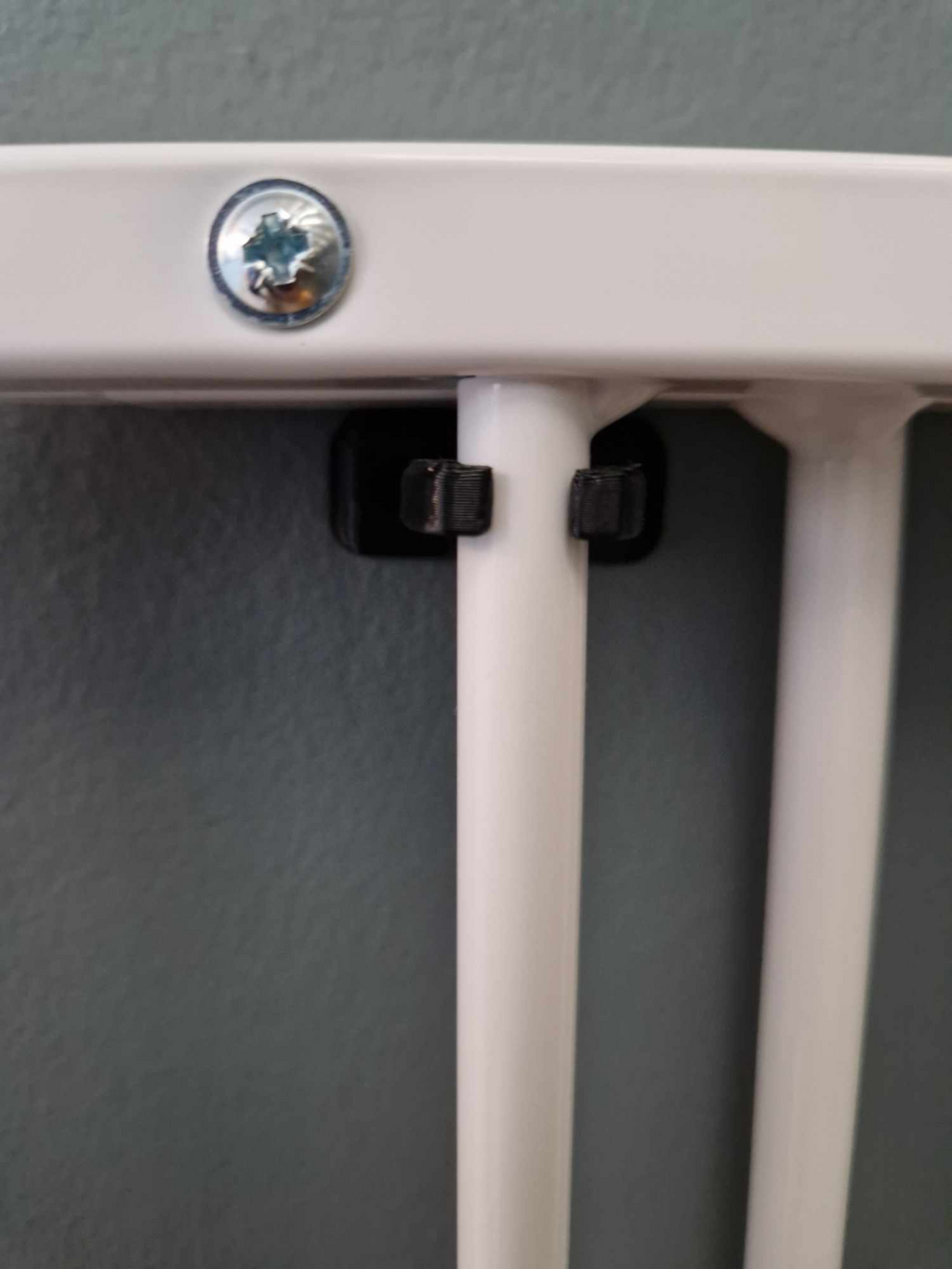 Gate holding clip, for baby/dog safety gate