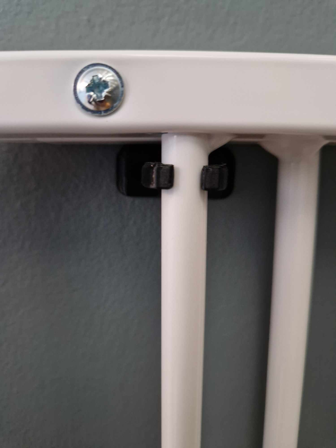 Gate holding clip, for baby/dog safety gate