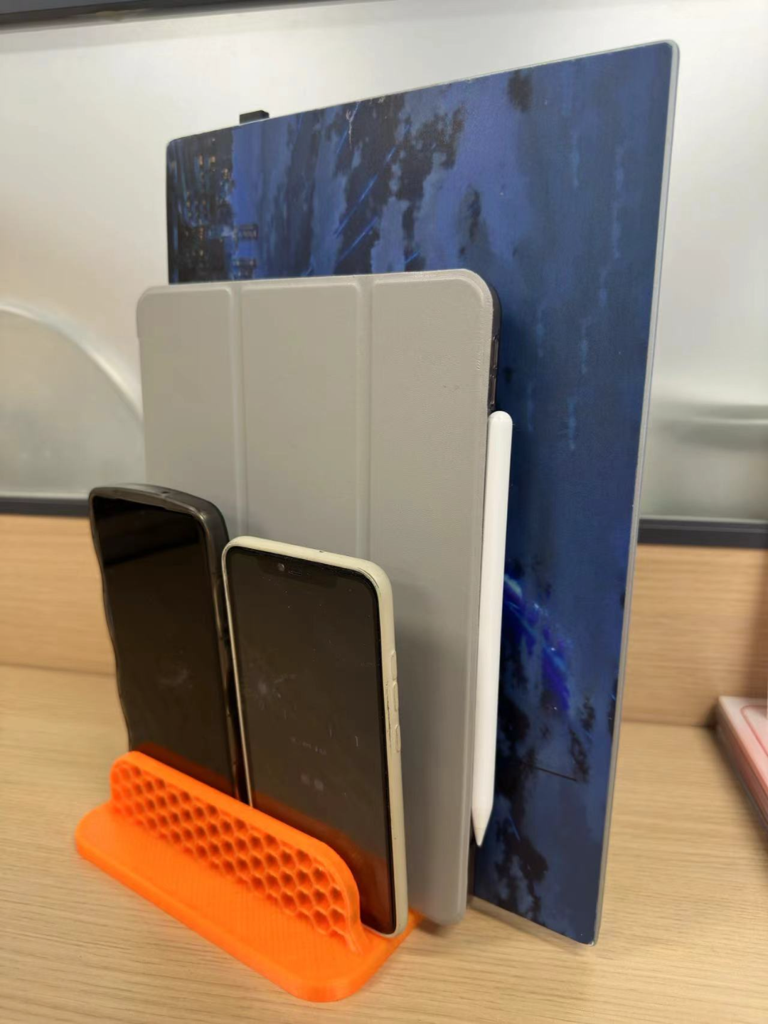 Three-in-one holder (Vertical) for phone, tablets and laptop(21-21-31mm)手机平板笔记本电脑三合一立式支架(21-21-31毫米)