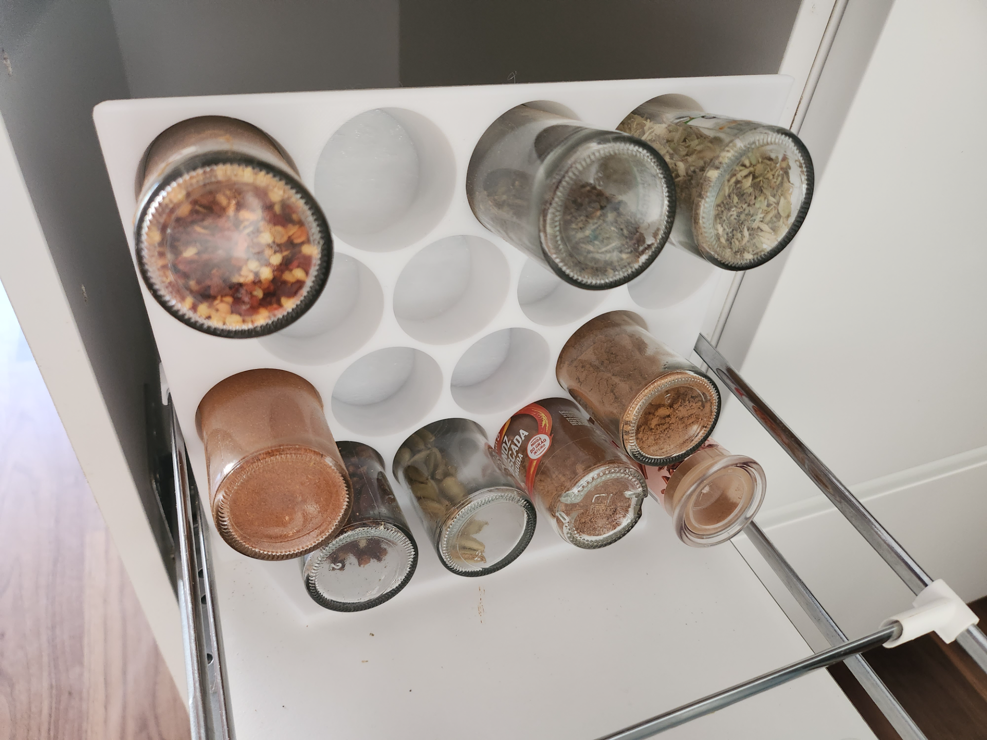 Back-of-the-drawer spice rack for 16 jars