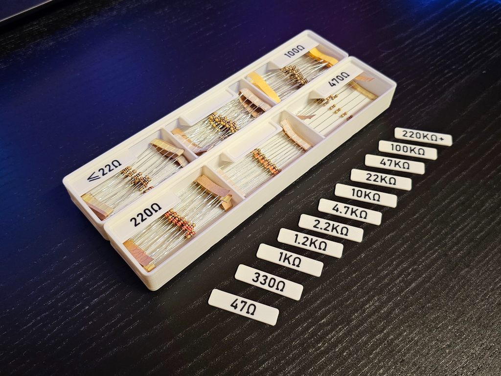 Gridfinity bin with swappable labels