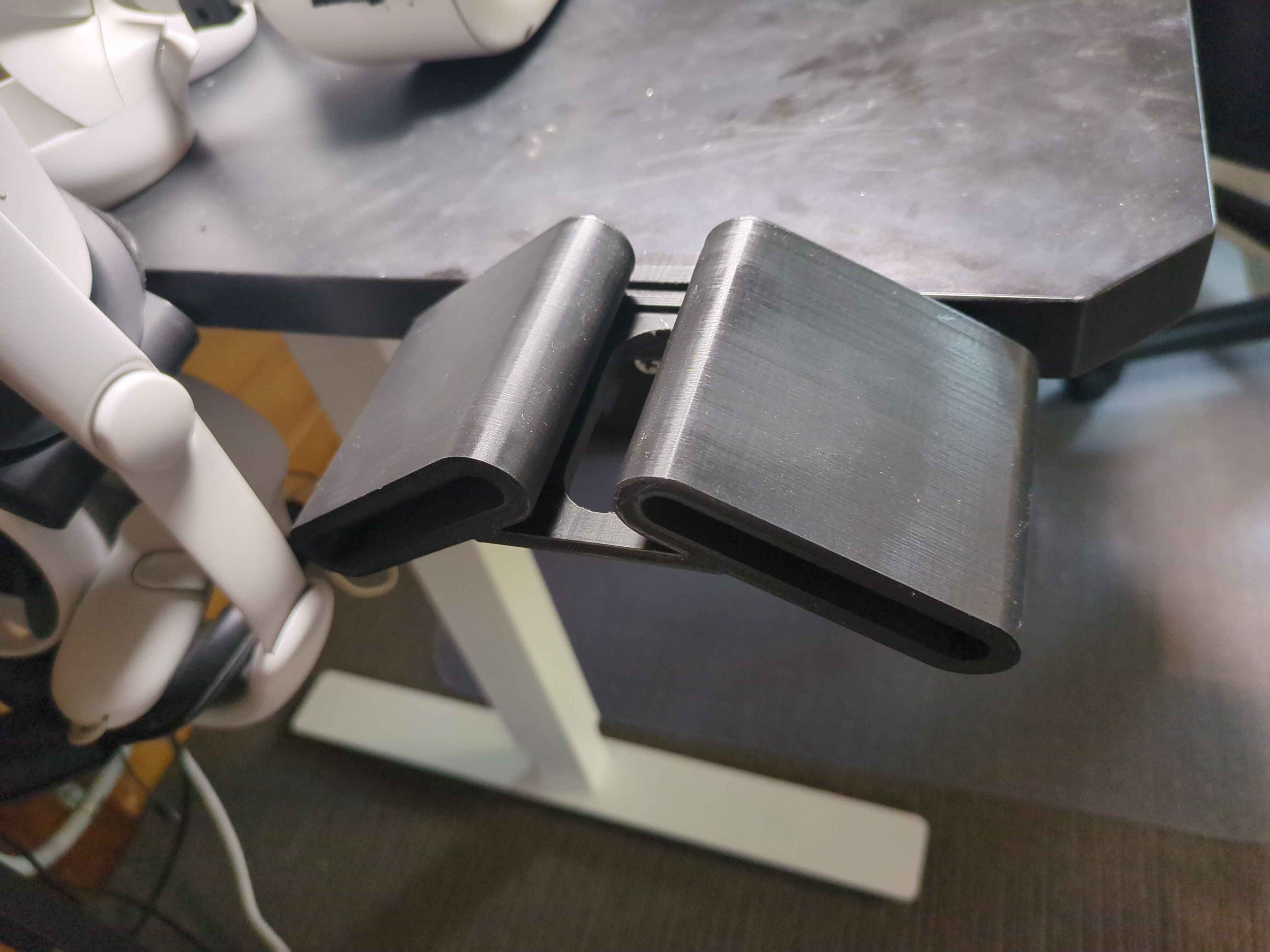 Desk hook for VR helmet