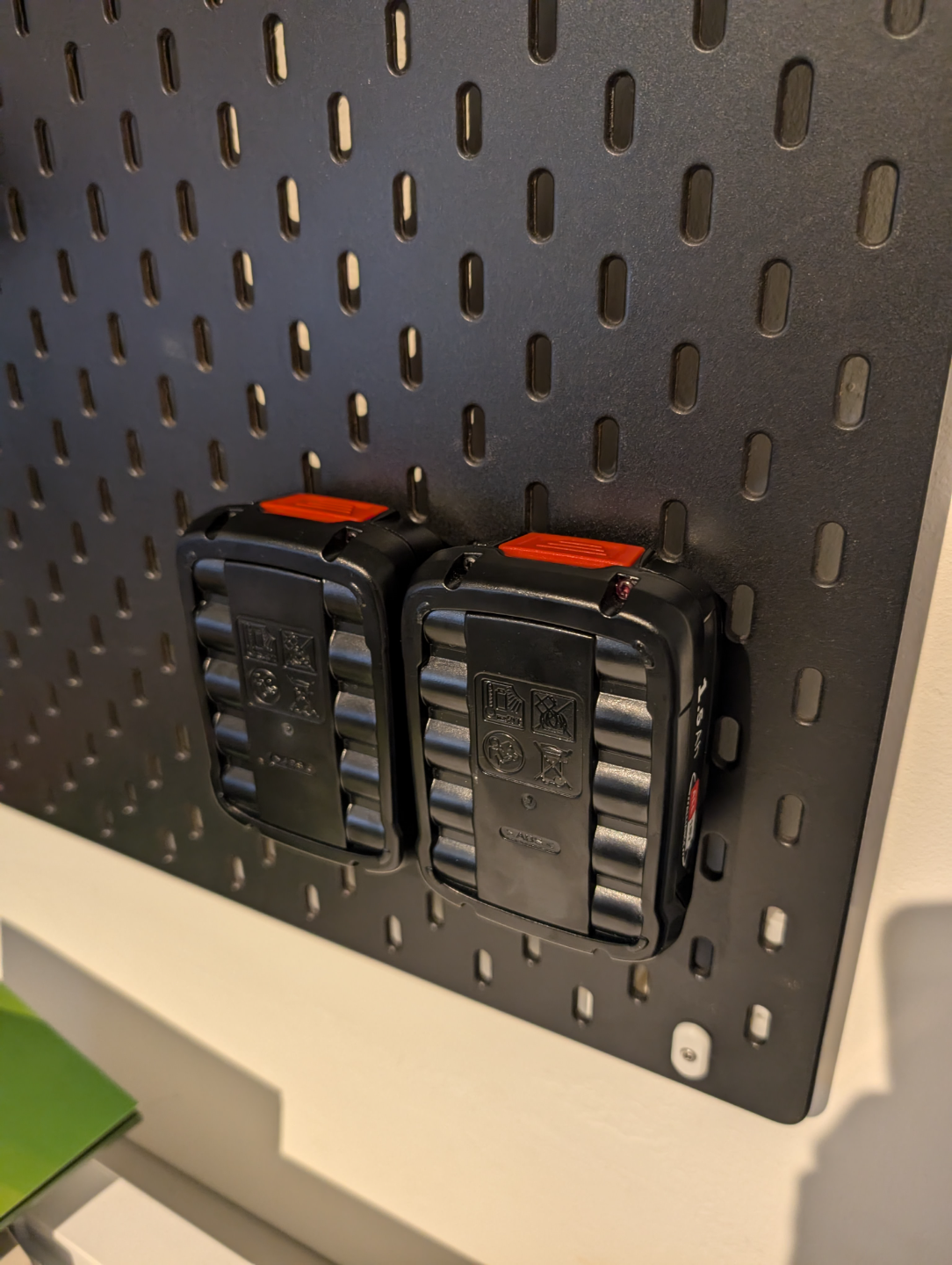Bosch Green DIY 18V Battery Mount Skadis