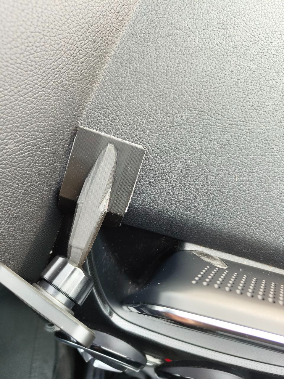 Mercedes benz b200 phone holder