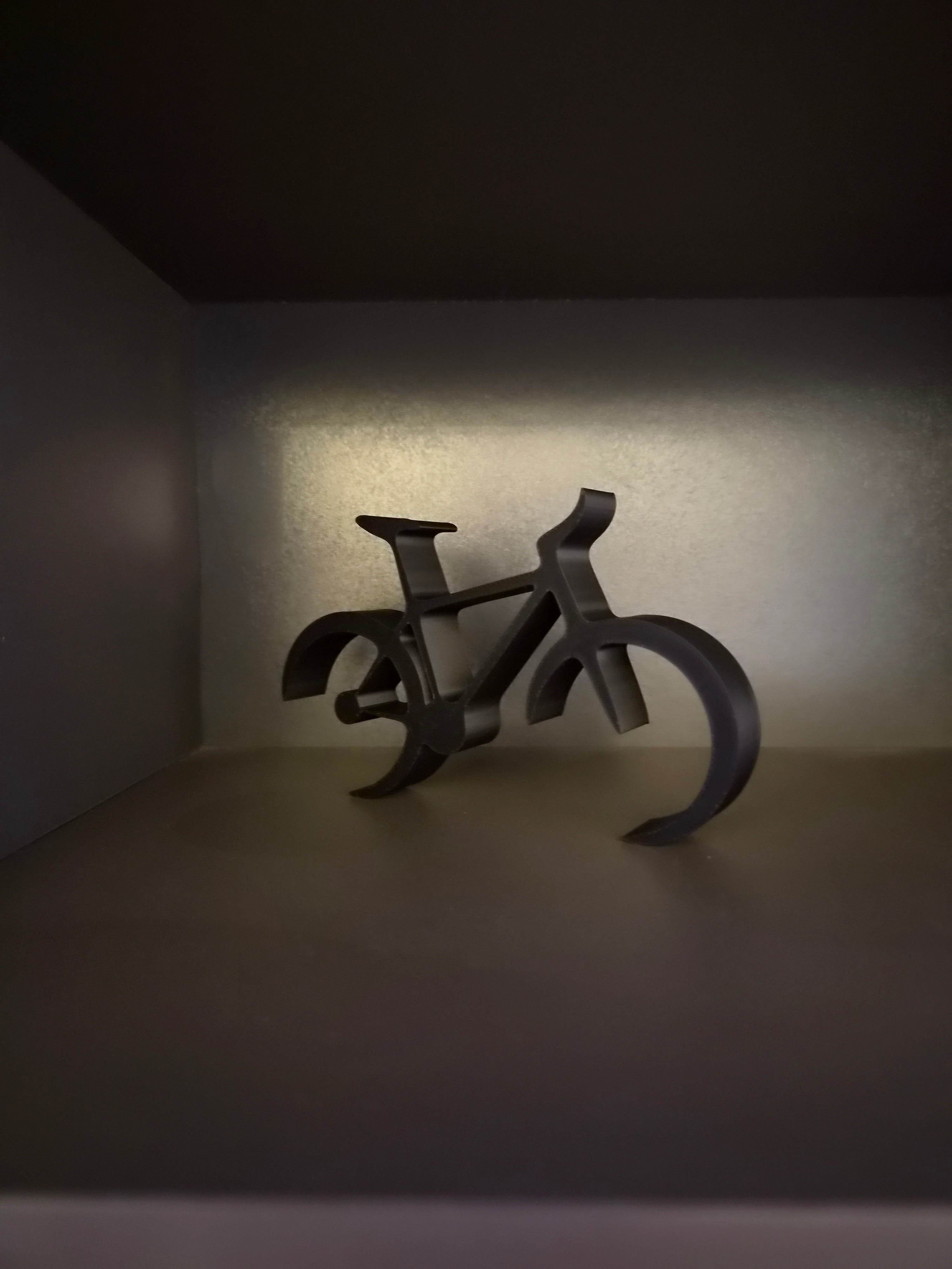 Scultura di Bicicletta in Design Astratto