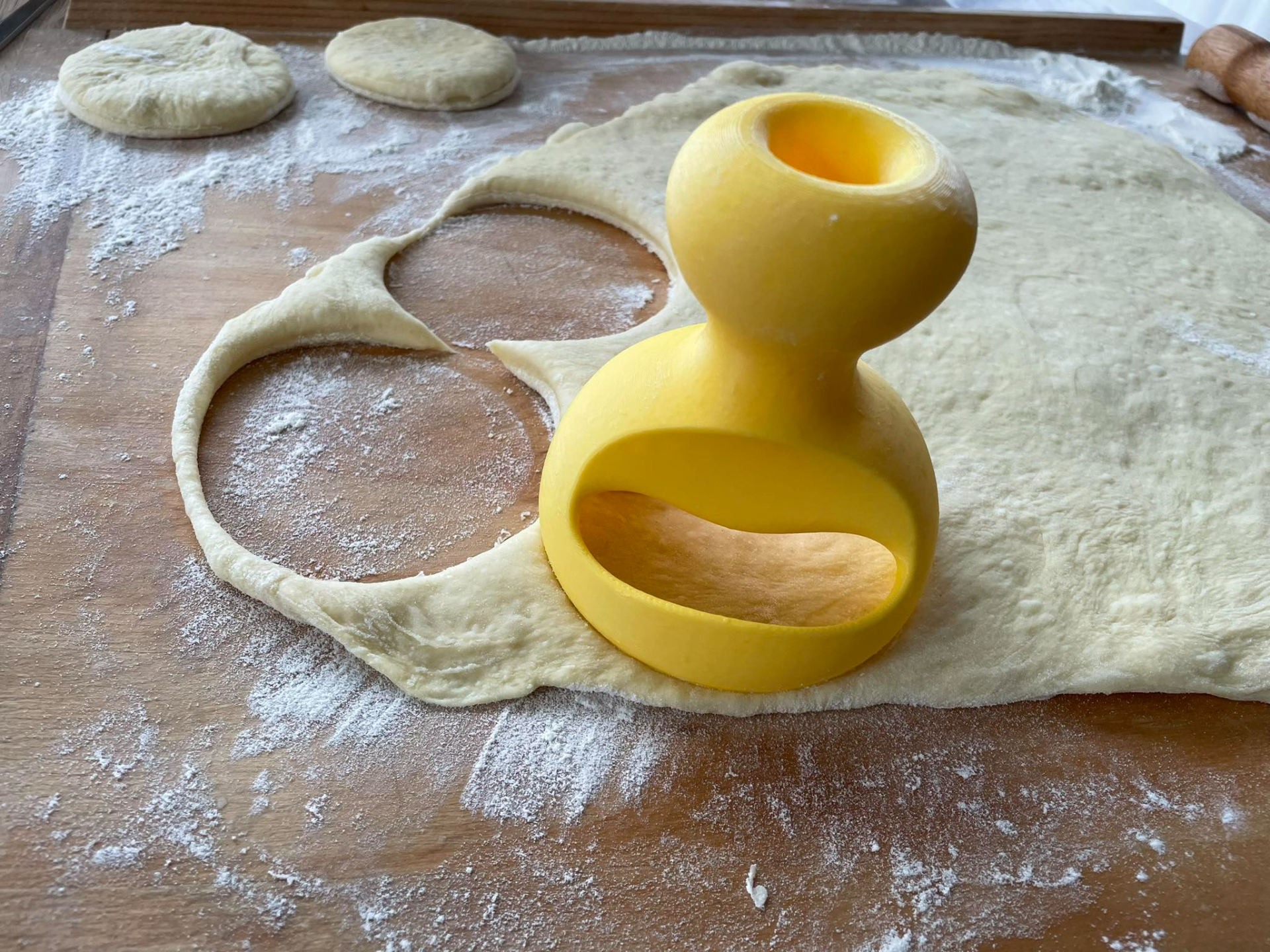 Donut cutter / slicer