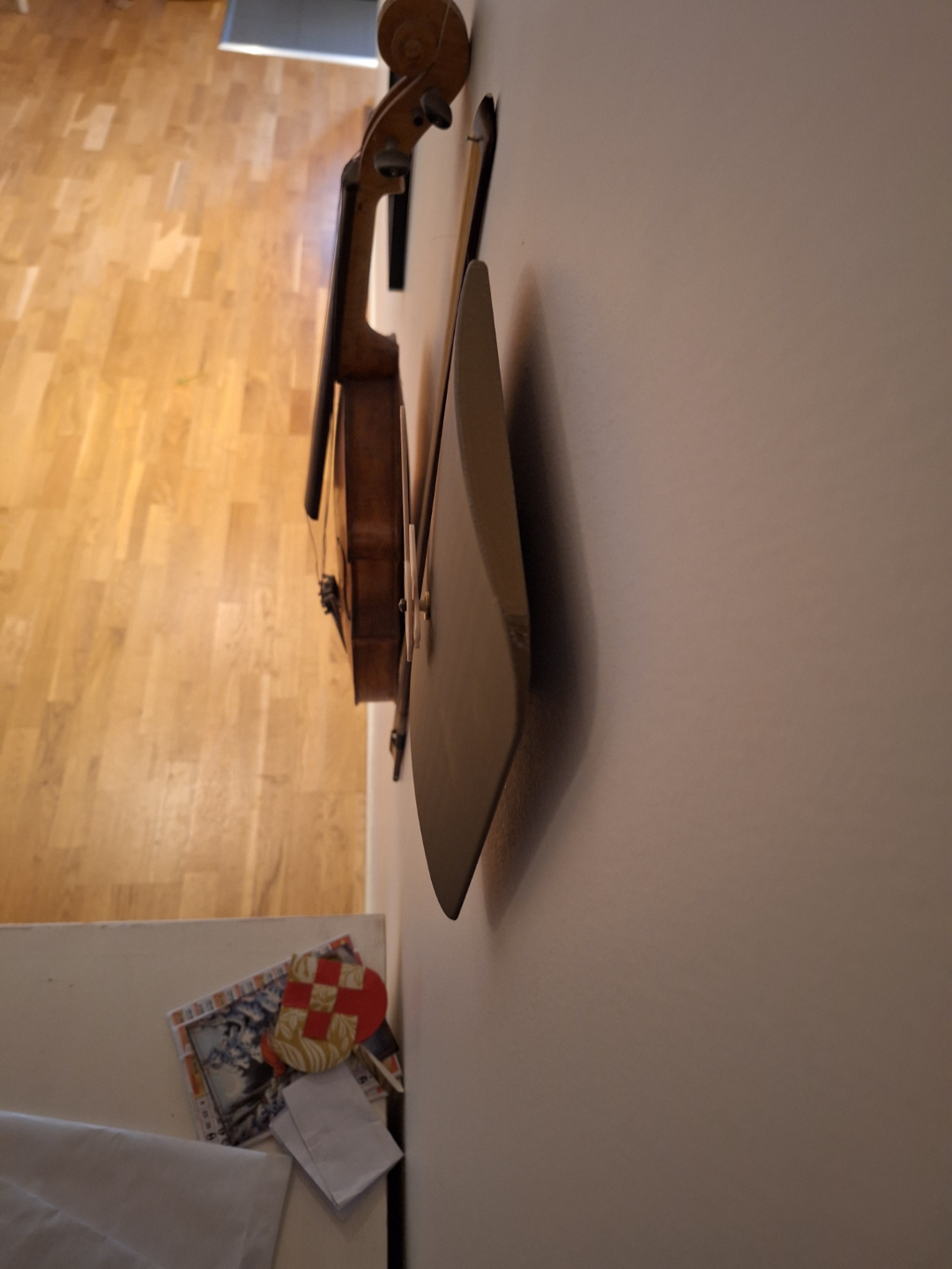 Curved analog wall clock
