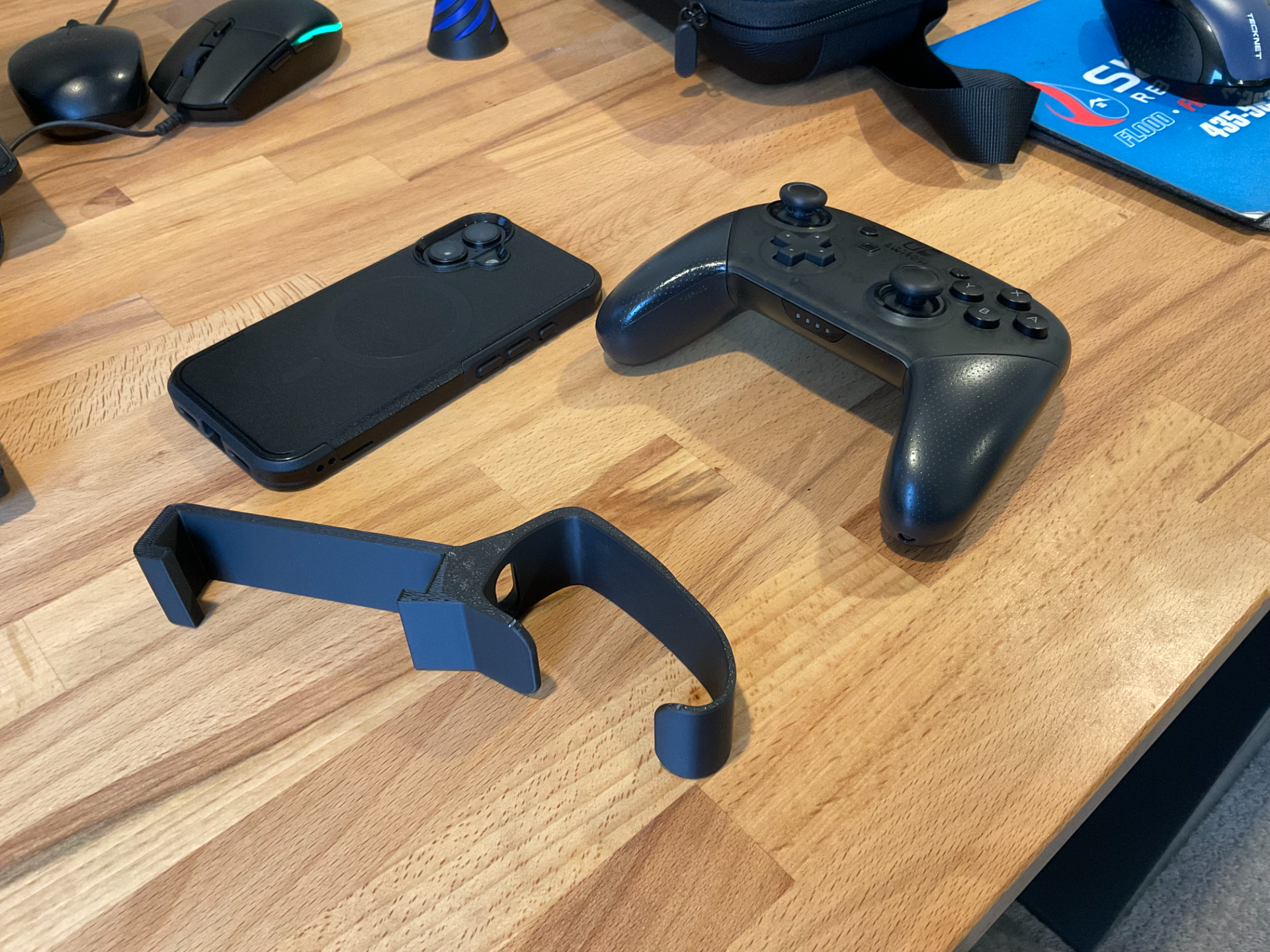 iPhone holder for Nintendo Switch Pro Controller