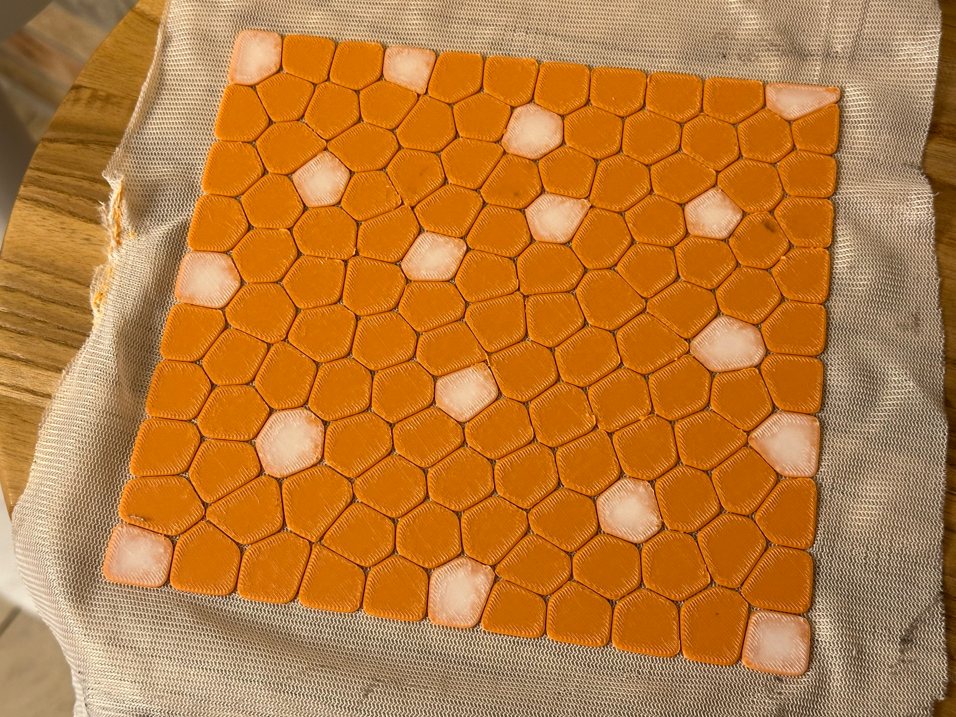 Revolutionizing Fabric Creation: 3D Printing Meets Laundry Nets for Stable and Flexible Masterpieces