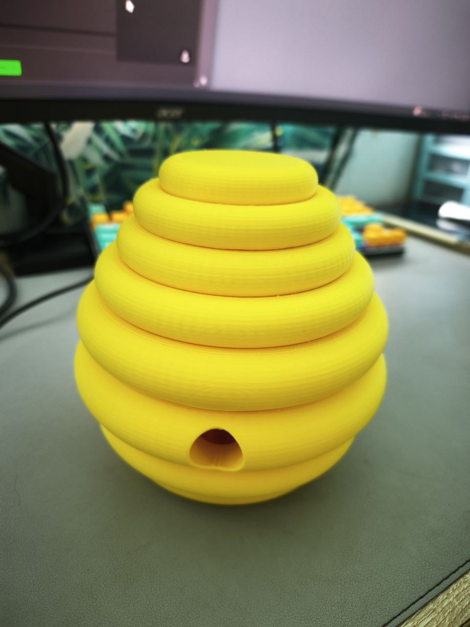 Bee hive pen holder with lid