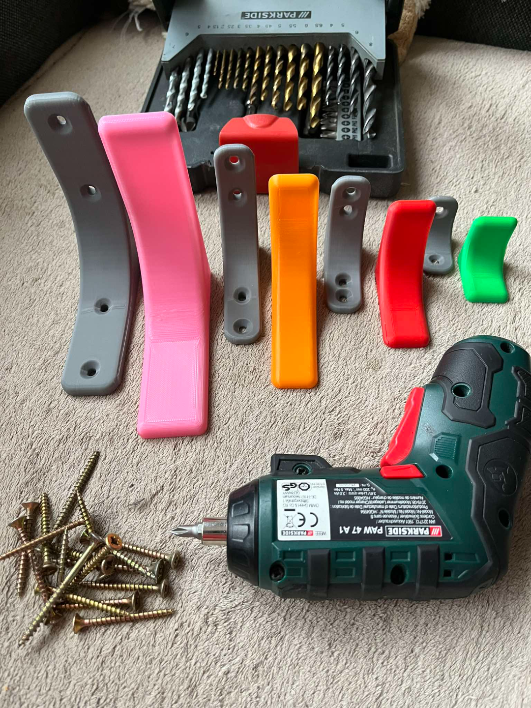 Brackets with covers, consoles with shelf covers