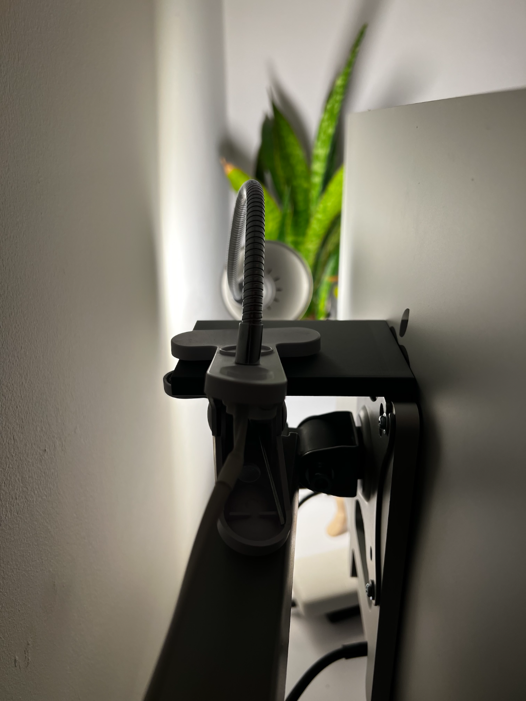 Apple Studio Display VESA shelf