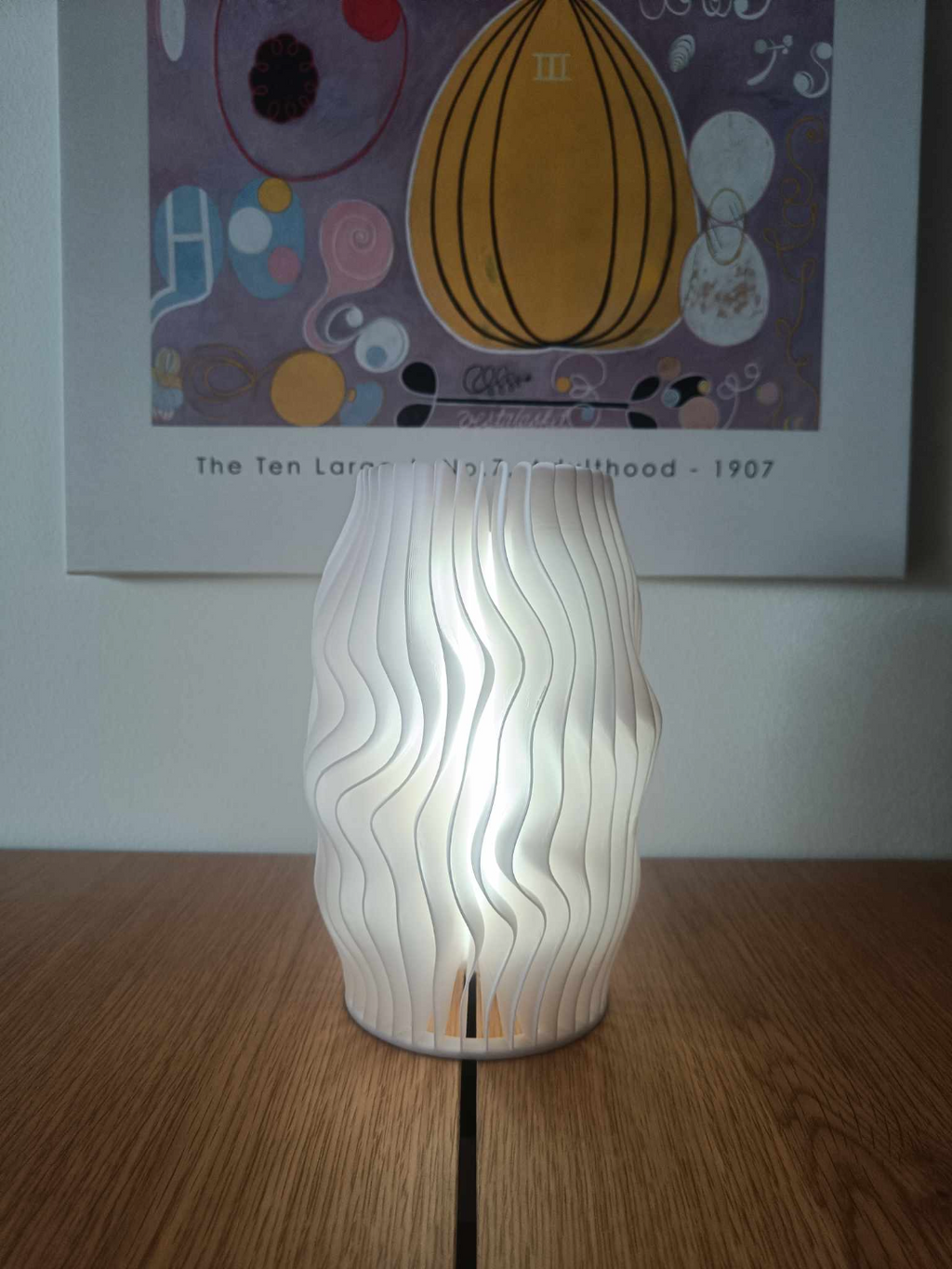 Table/bedside lamp with modern wavy pattern