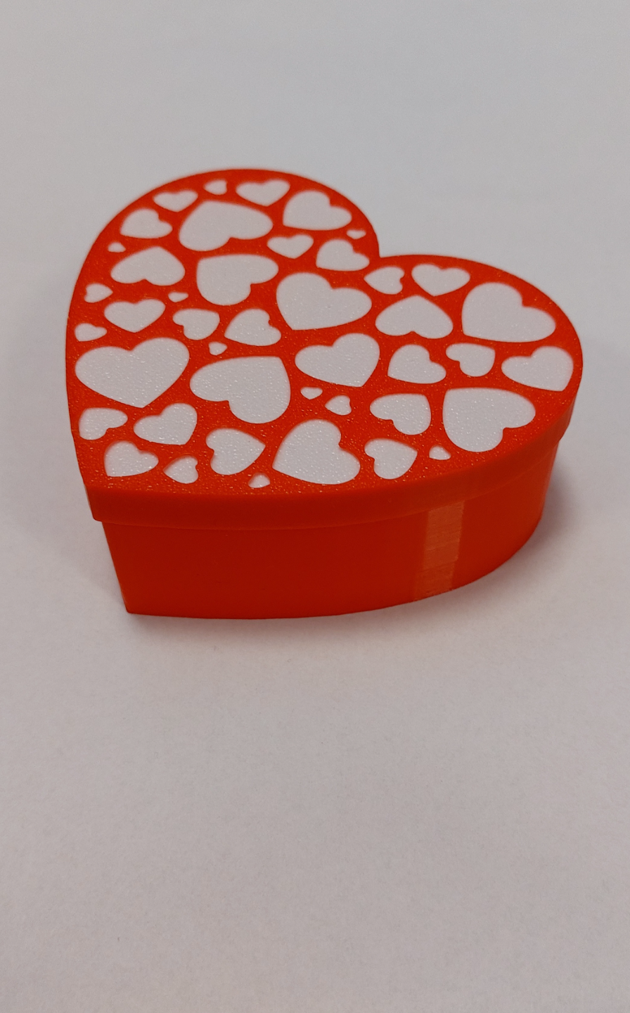 Heart-shaped gift box with lid