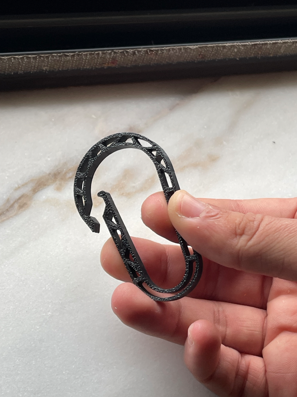 Compliant Carabiner mk2 - print in place