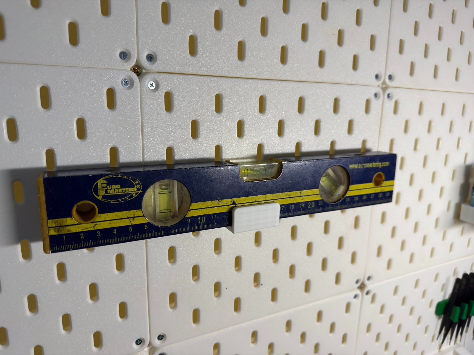 Level holder for IKEA Skadis