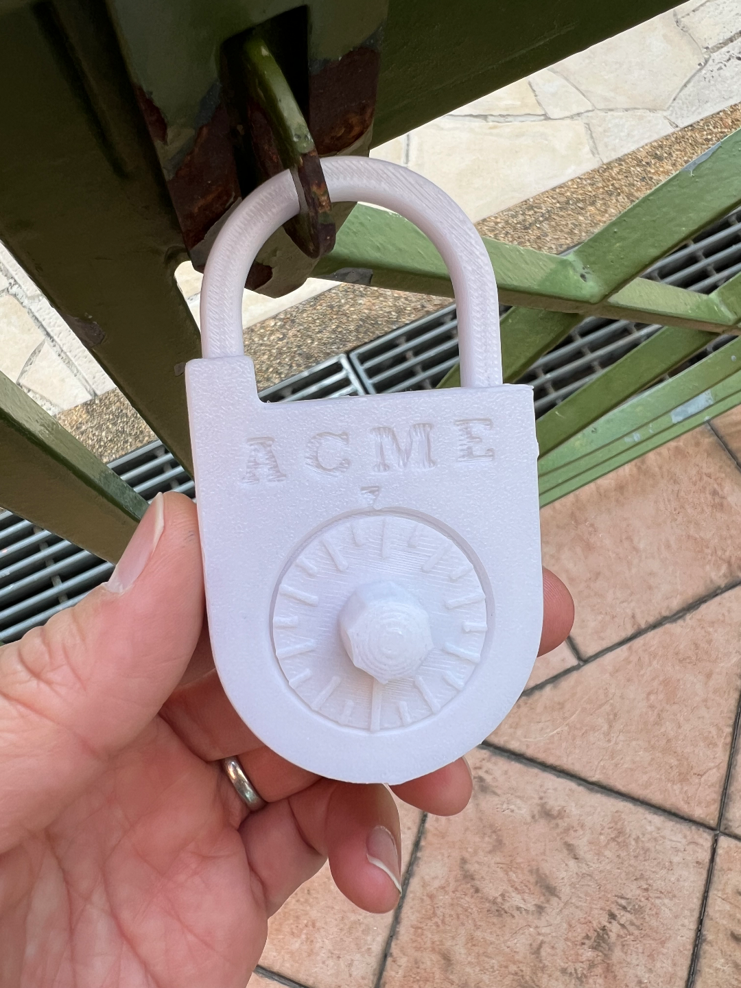1-Digit non-combination padlock for child-proofing