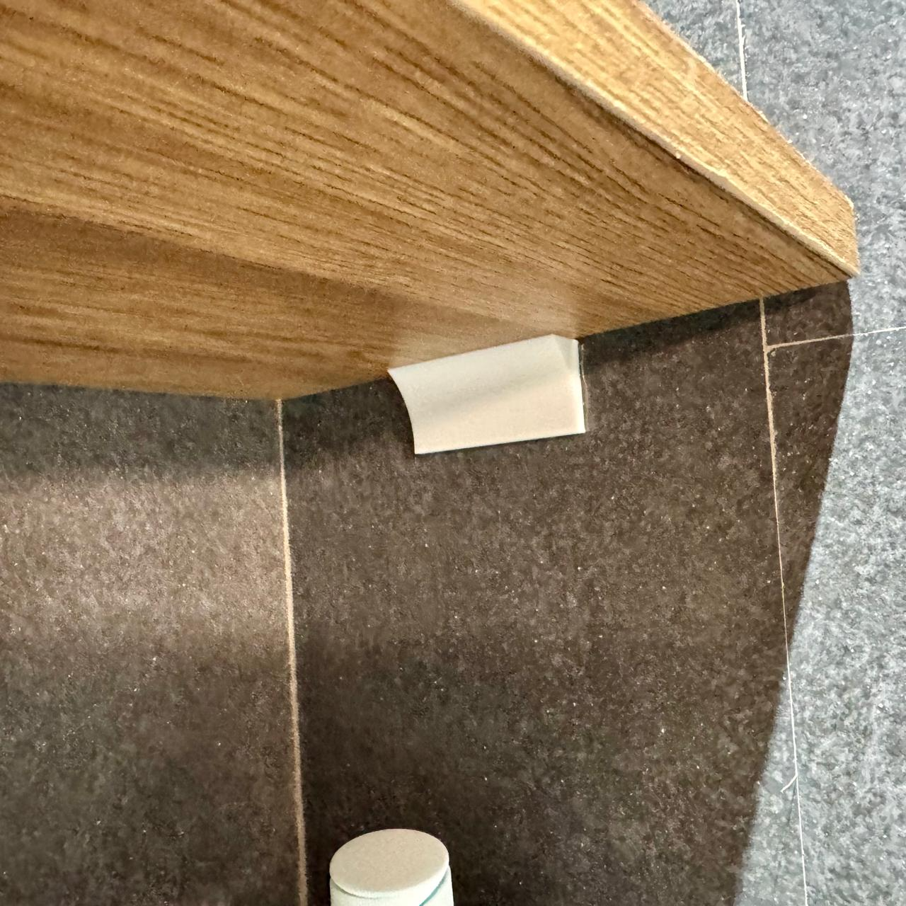 Screwless shelf bracket