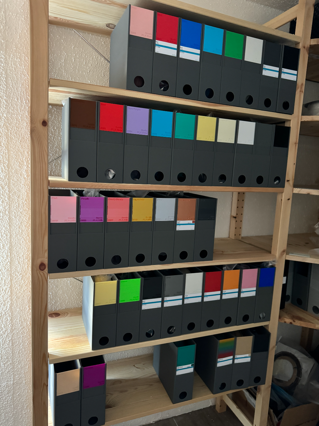 Filament box with slot for color samples