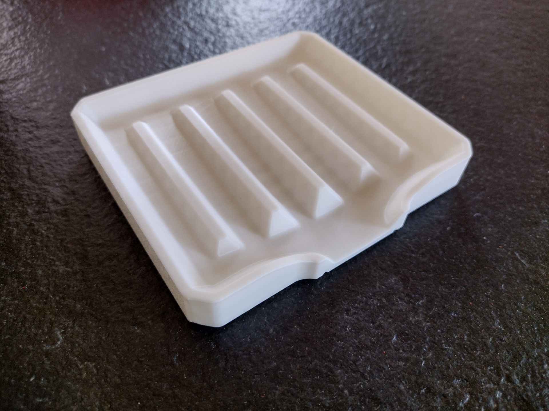 Self draining soap dish